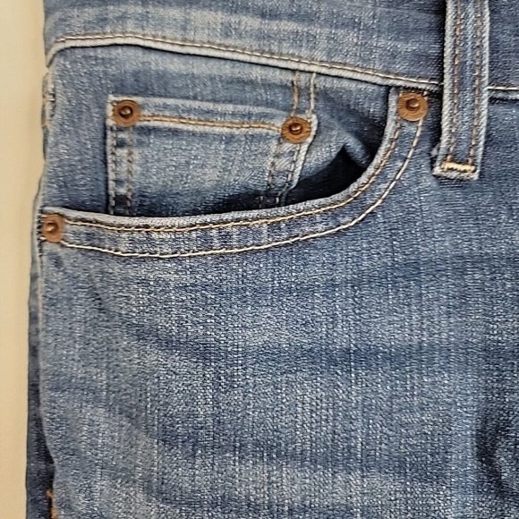 Levis Women's 524 Too Super Low Bootcut Jeans Size 5 Medium Wash Denim 29X32 - Picture 6 of 9